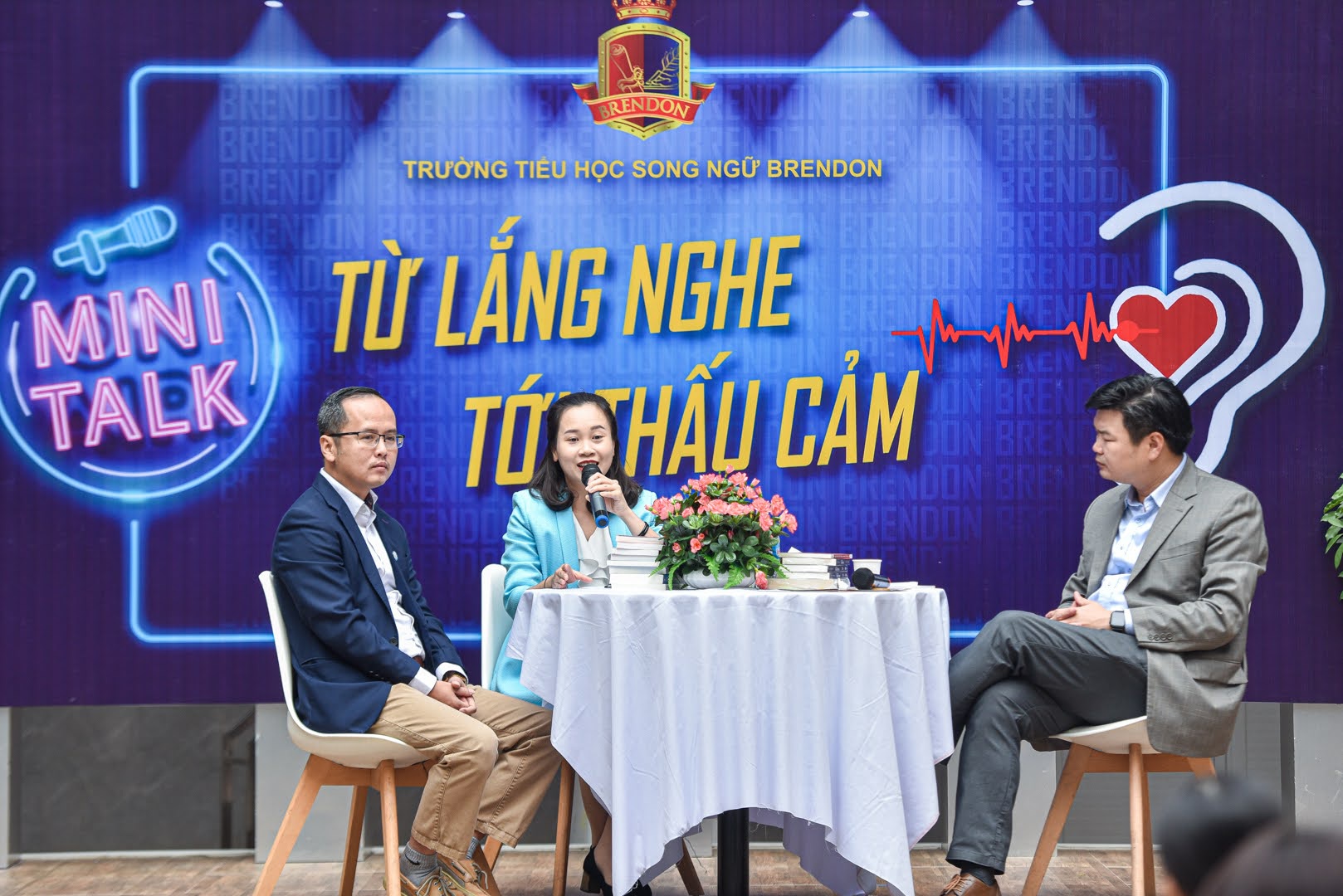 Cô Bùi Minh Thúy cho hay, thay vì tạo áp lực cho con hãy gợi mở truyền ý niệm tích cực để con hứng thú đi học