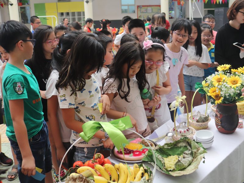 Buổi học chuyên đề "Hương Cốm Thu Hà Nội" được sân khấu hóa công phu