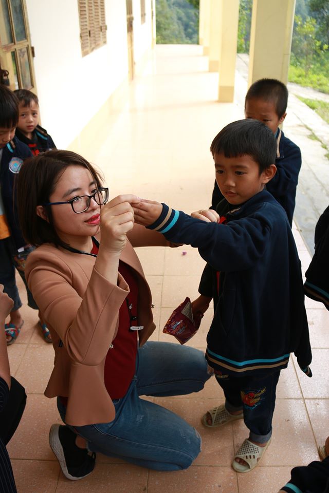 Tặng áo ấm cho các em nhỏ